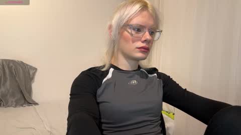 mollychloe online show from December 1, 6:43 pm