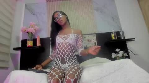 nahomy_james25 online show from February 5, 11:54 pm