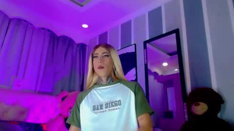 oliviahot01 online show from June 8, 1:25 am