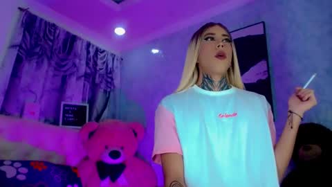 oliviahot01 online show from June 28, 1:22 am