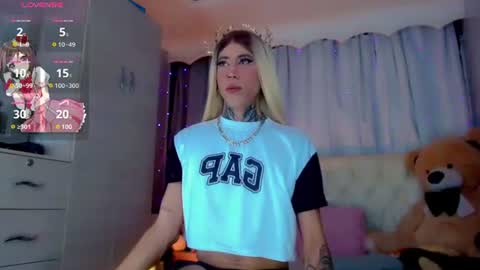 oliviahot01 online show from July 28, 12:48 pm