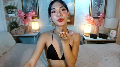 queennira online show from June 13, 6:24 am