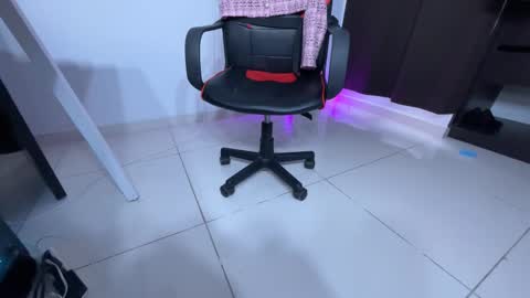 regina_mills_milk online show from January 15, 11:31 am