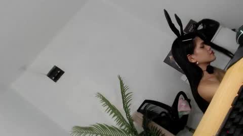 Snapshot of sassy_monie chatting on March 1, 8:03 am sassy_monie online show from March 1, 8:03 am