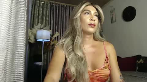 Snapshot of scarlet_ts69 chatting on January 4, 9:54 am scarlet online show from January 4, 9:54 am