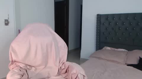 sararoussee online show from April 10, 8:03 pm