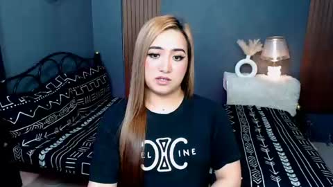 Queen Cyrine online show from July 23, 1:10 am