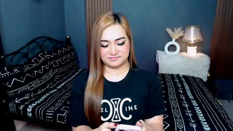Queen Cyrine online show from July 23, 1:58 am