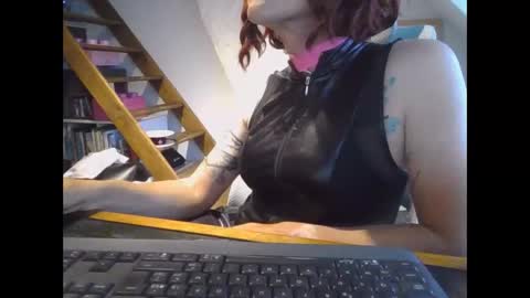 sluttytoy83 online show from May 4, 6:35 pm