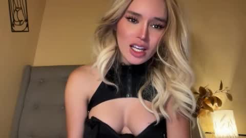 Mia online show from November 12, 6:07 pm