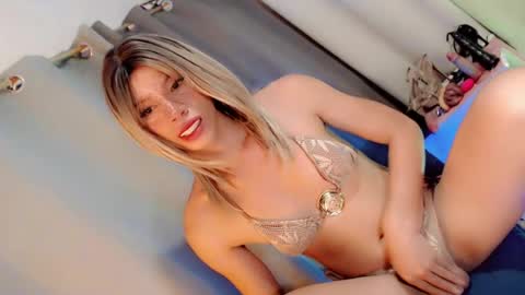 sweetnaughty_mia online show from July 25, 7:17 am