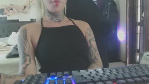 tatuada_safada online show from April 7, 4:52 pm