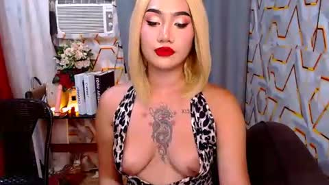 tiarrafoxs online show from May 23, 7:54 pm