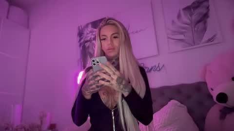 tsmiadeluxxe online show from December 16, 5:23 am