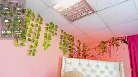 valentinee_xo online show from June 6, 6:53 am