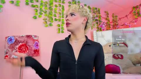 valentinee_xo online show from June 25, 4:32 am