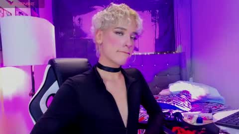 valentinee_xo online show from July 16, 7:14 am