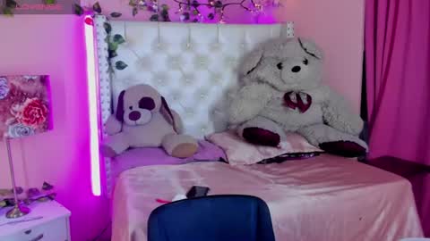 valentinee_xo online show from August 4, 6:08 am