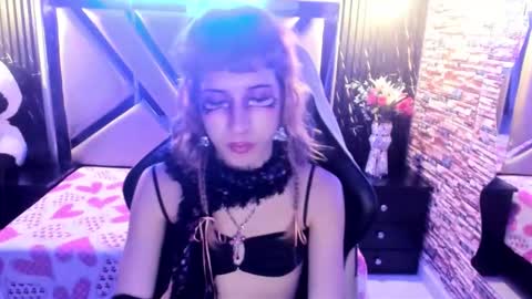 vivienne hadid online show from June 8, 5:29 am