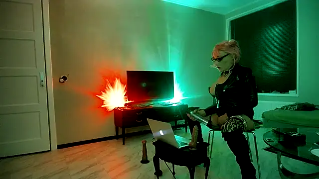 Snapshot of CharlotteVixxens chatting on January 10, 4:41 pm CharlotteVixxens online show from January 10, 4:41 pm