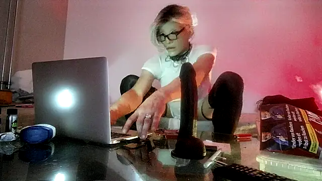 Snapshot of CharlotteVixxens chatting on February 8, 11:13 pm CharlotteVixxens online show from February 8, 11:13 pm