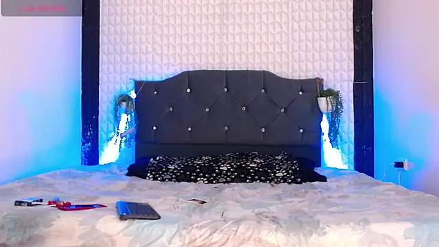Snapshot of twoblacksexy chatting on January 8, 5:37 am twoblacksexy online show from January 8, 5:37 am