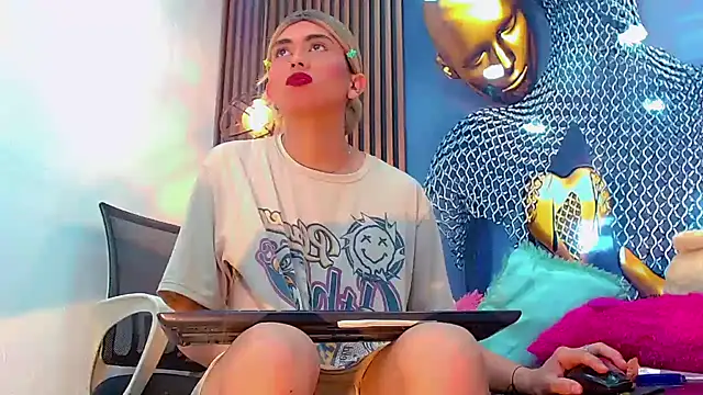 Daniela Pink  online show from June 7, 9:45 pm
