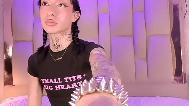 MadisonWood01 online show from March 26, 1:04 pm