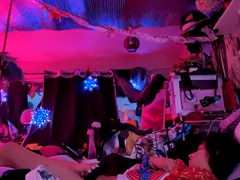 gurlnips online show from February 3, 3:17 pm