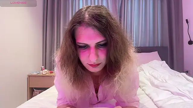 Alice Pinkhead online show from December 19, 8:30 am