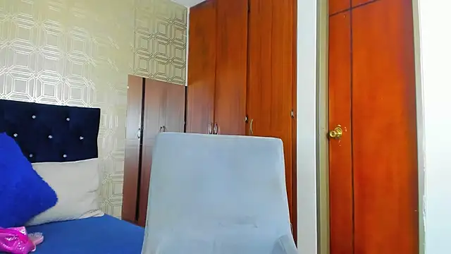 Snapshot of evelyn_wine chatting on February 14, 12:30 am evelyn wine online show from February 14, 12:30 am