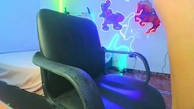 Snapshot of sweetie_tsgirl_ chatting on December 23, 12:52 pm sweetie tsgirl  online show from December 23, 12:52 pm