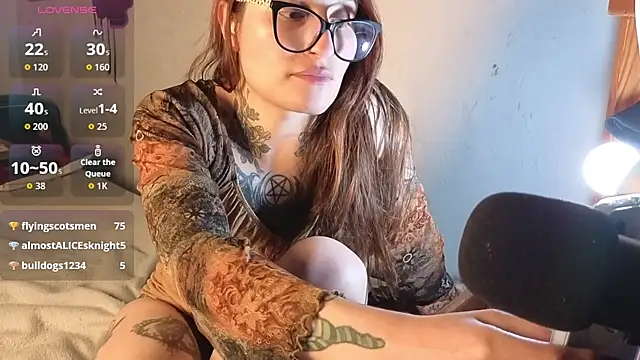 kittenlizz online show from July 18, 10:15 pm