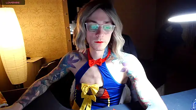 Julia dolls online show from November 28, 7:15 pm