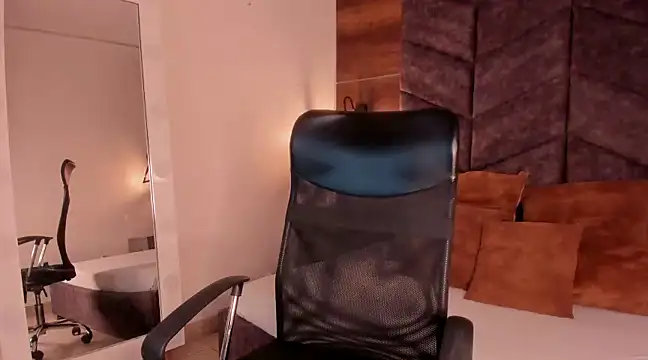 LauraaGomezz   online show from February 24, 7:30 pm