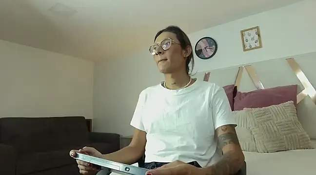 LauraaGomezz   online show from March 13, 7:25 pm