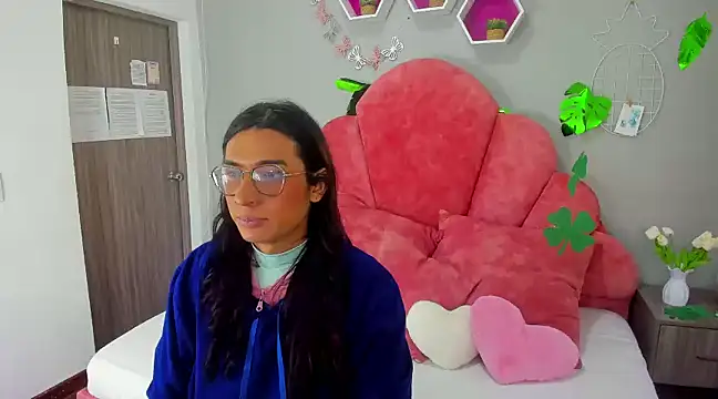 LauraaGomezz   online show from March 17, 7:22 pm