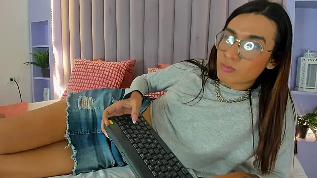 LauraaGomezz   online show from September 19, 7:41 pm