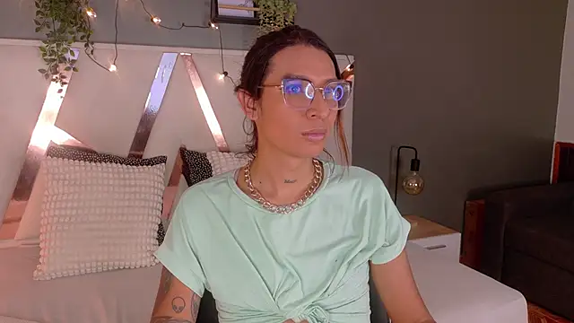 LauraaGomezz   online show from October 21, 8:10 pm