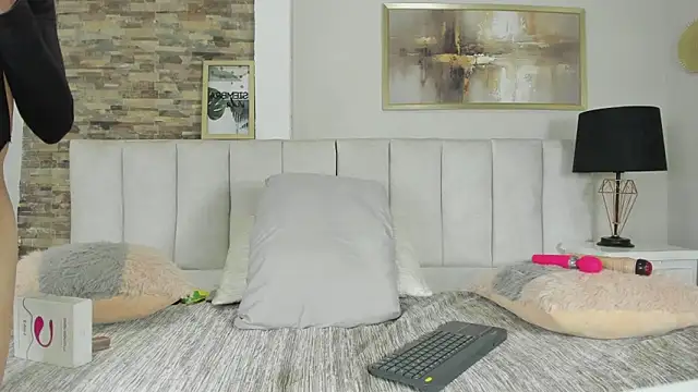 laura latinhot1 online show from December 18, 8:47 pm