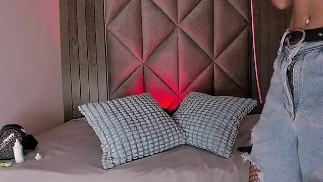 TiffValentinee  online show from September 19, 8:03 pm