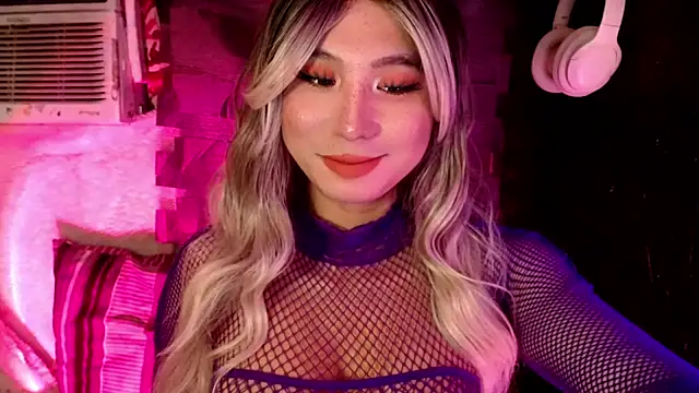 UrhotlucyTS online show from December 20, 11:05 am