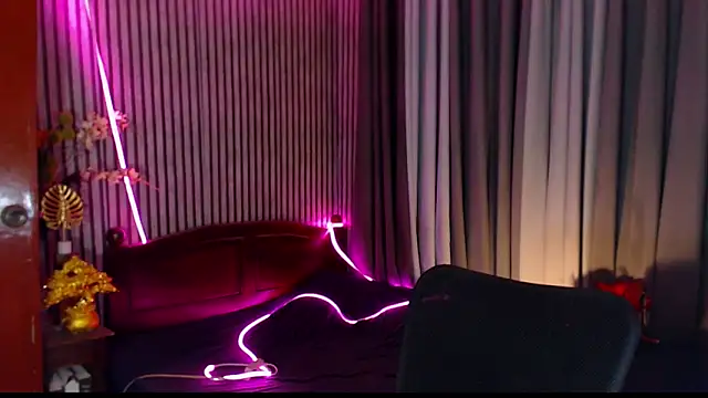 Unforgettablejulia online show from February 3, 4:12 pm