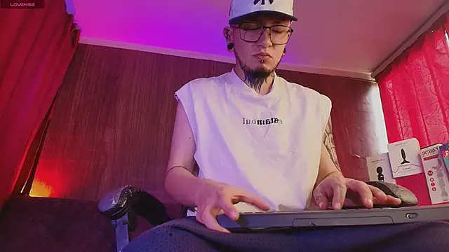 tyler jones  online show from June 28, 3:16 pm