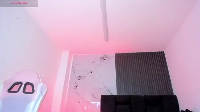 chloesagee online show from April 9, 9:32 pm