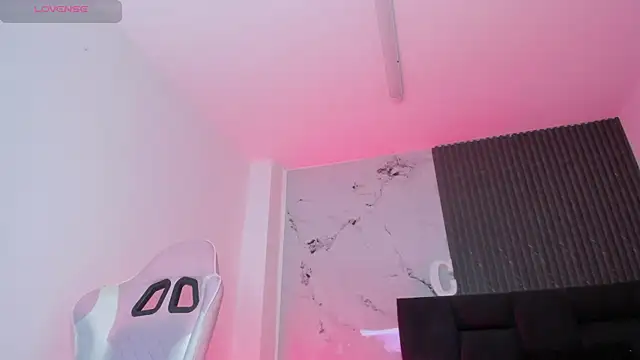 chloesagee online show from June 10, 11:15 pm