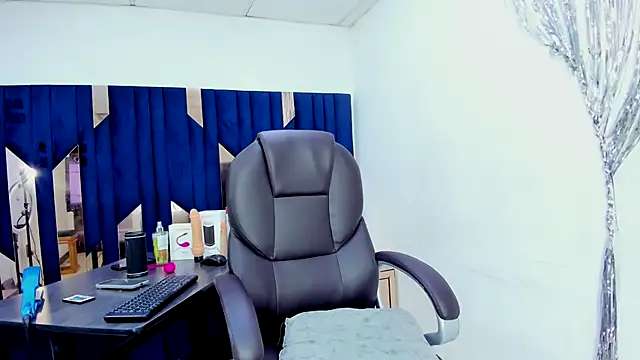 Aisha hotts777 online show from July 28, 7:37 pm