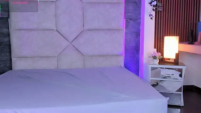 Slenna Moon online show from December 1, 4:59 am