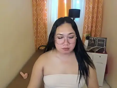 TsUncutKaren online show from April 12, 5:33 am