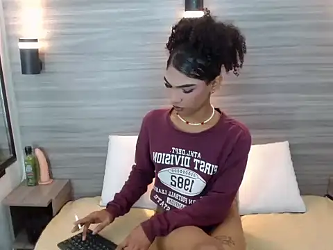 Penelopee Rouse online show from December 15, 8:25 pm